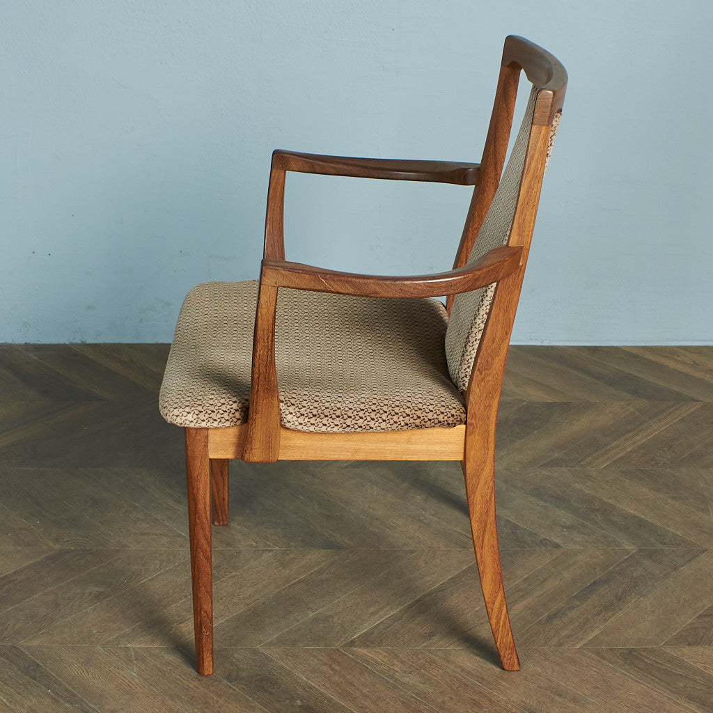 Fresco パッドバックダイニングアームチェア(Carver Chair 4567D)