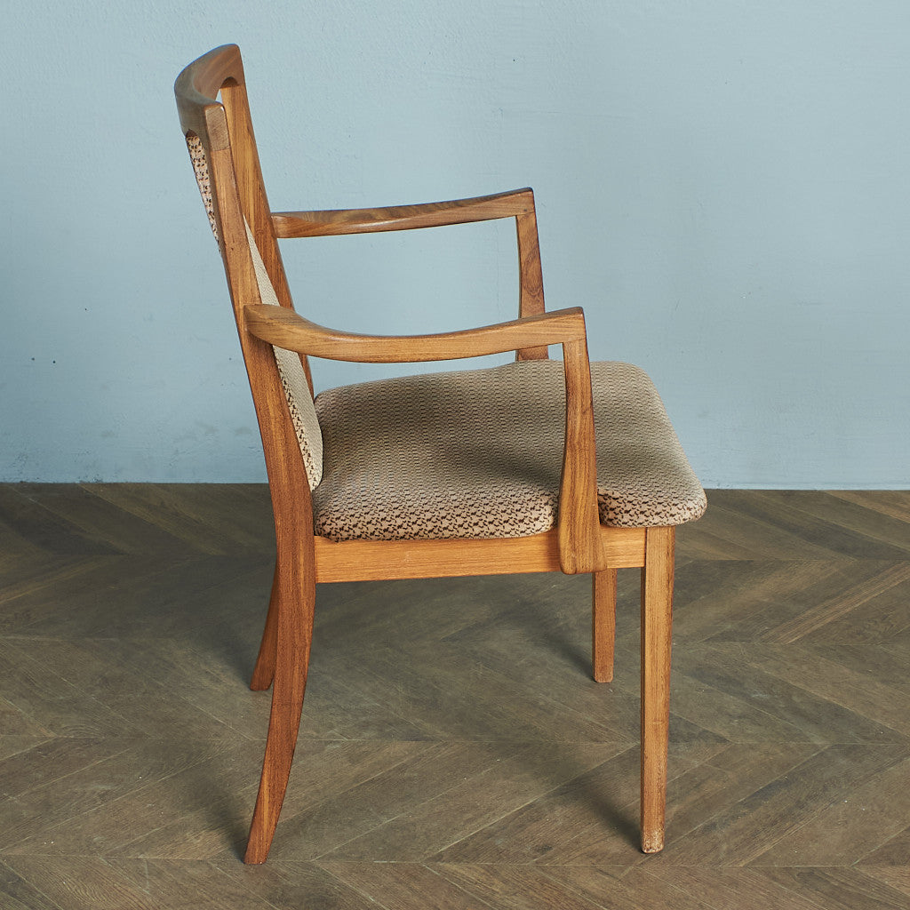 Fresco パッドバックダイニングアームチェア(Carver Chair 4567D)