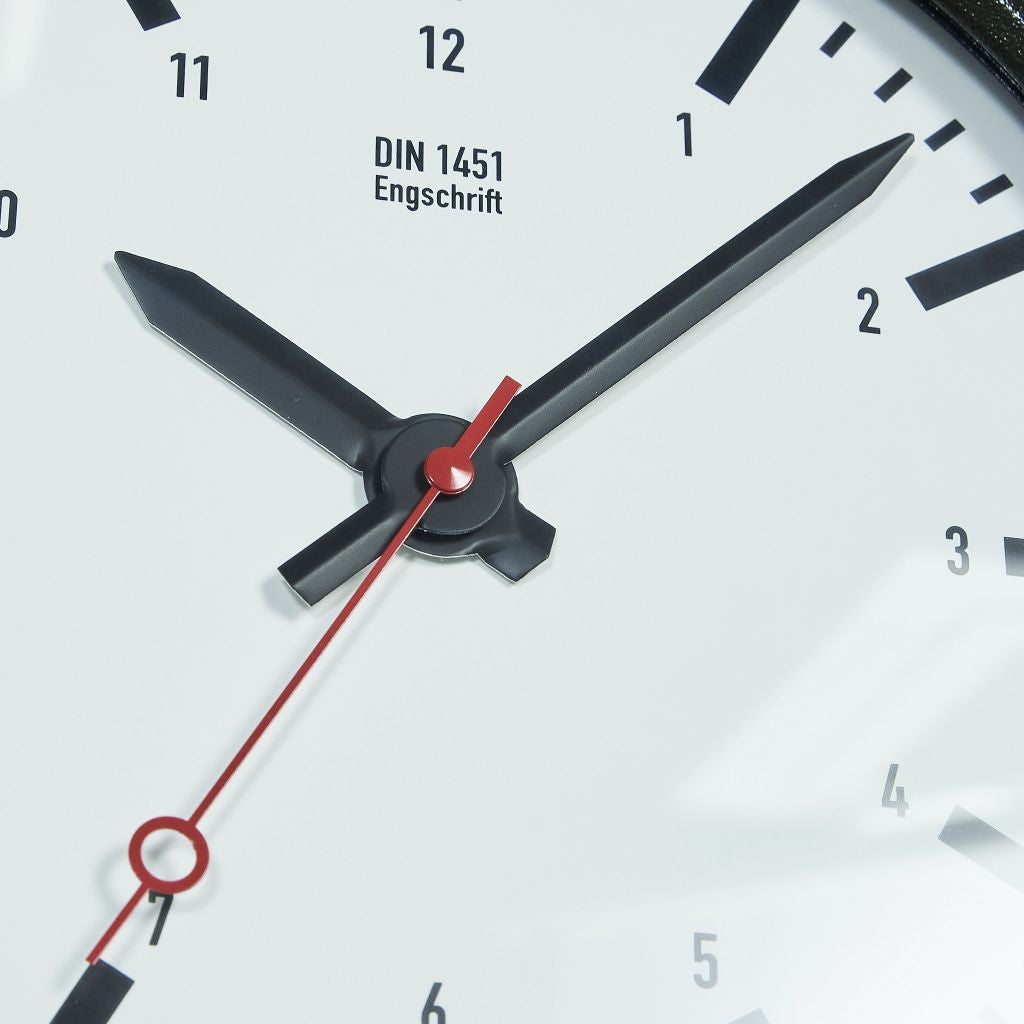 TRAFFIC SERIES CLOCK / DIN 1451 LT Pro Engschrift