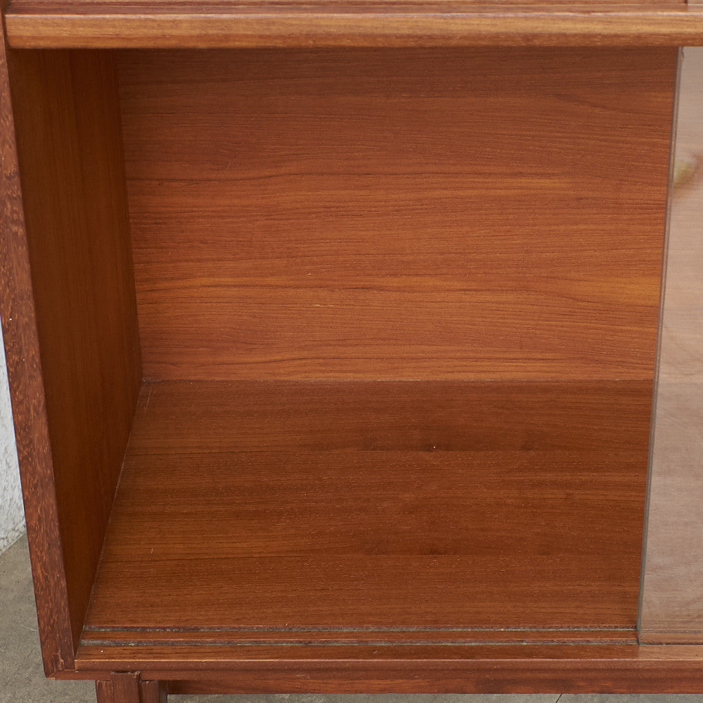 [67613] British vintage glass bookcase