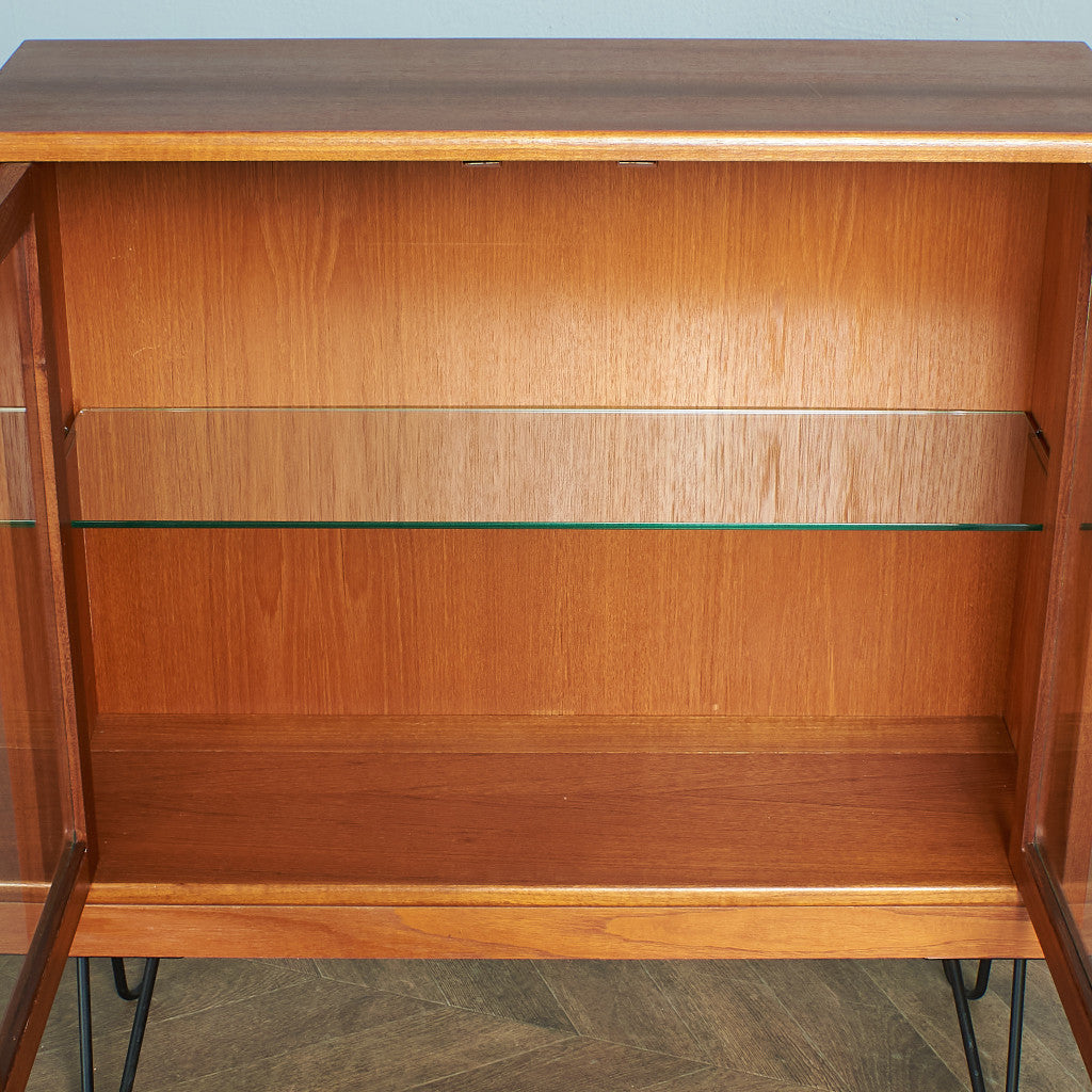 Fresco ガラスキャビネット / カスタム アイアンヘアピンレッグ