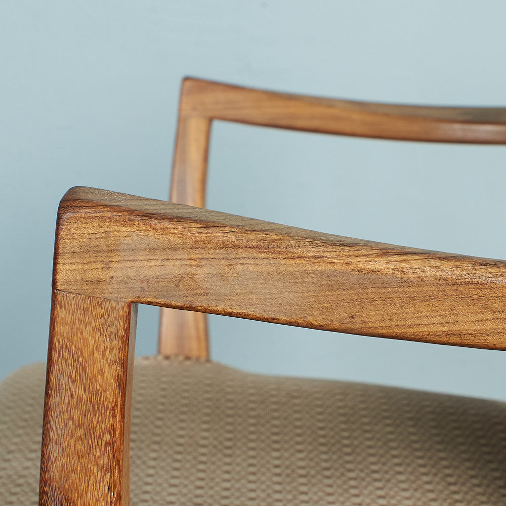 Fresco パッドバックダイニングアームチェア(Carver Chair 4567D)