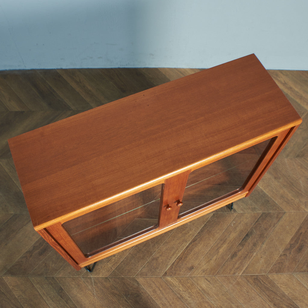 Fresco ガラスキャビネット / カスタム アイアンヘアピンレッグ