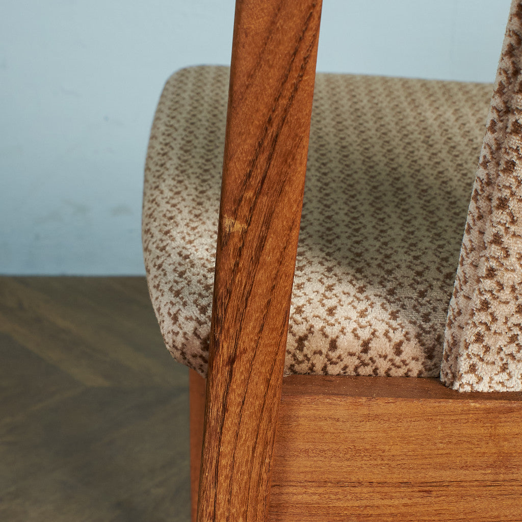 Fresco パッドバックダイニングチェア(Carver Chair 4566D)