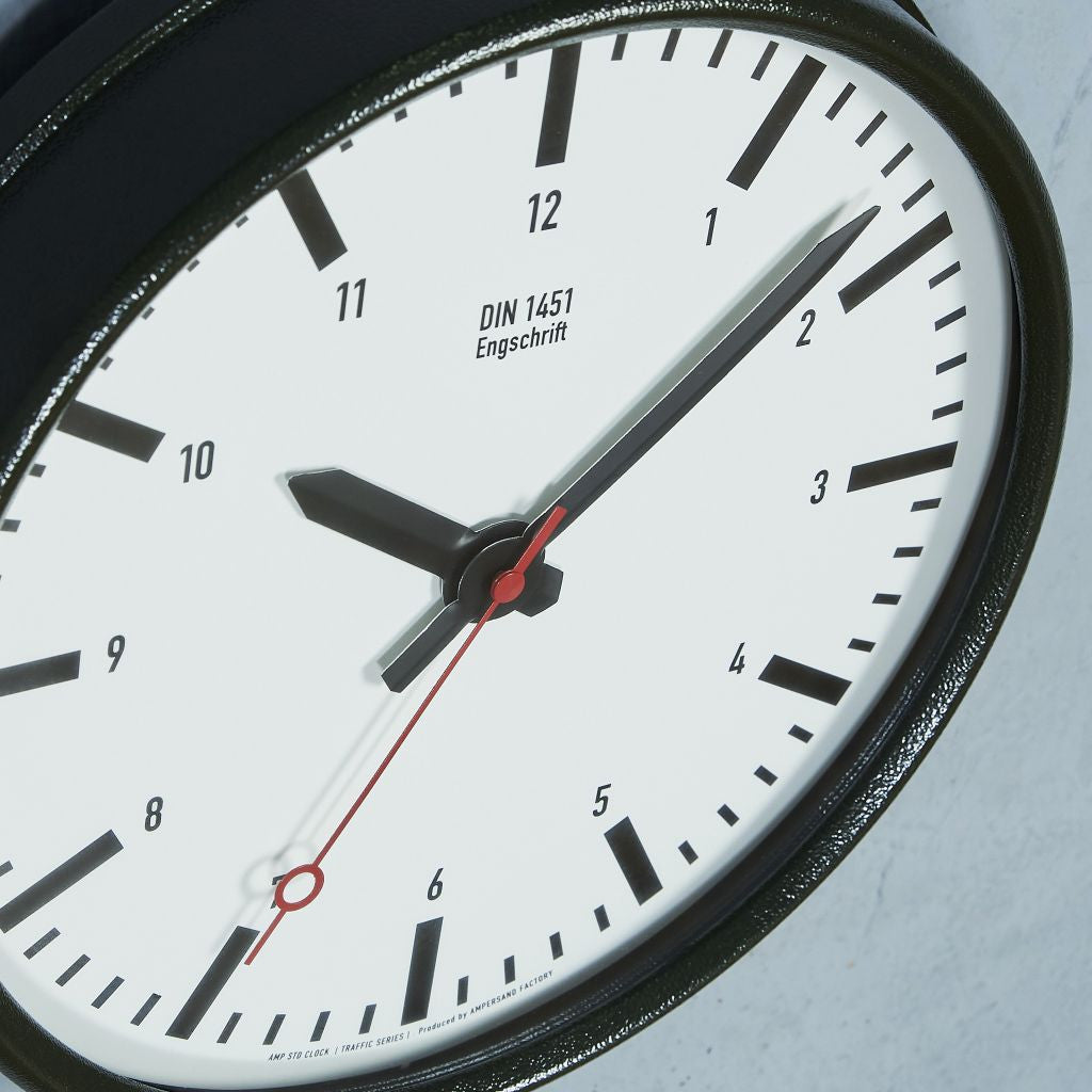 TRAFFIC SERIES CLOCK / DIN 1451 LT Pro Engschrift
