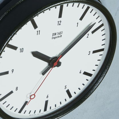 TRAFFIC SERIES CLOCK / DIN 1451 LT Pro Engschrift