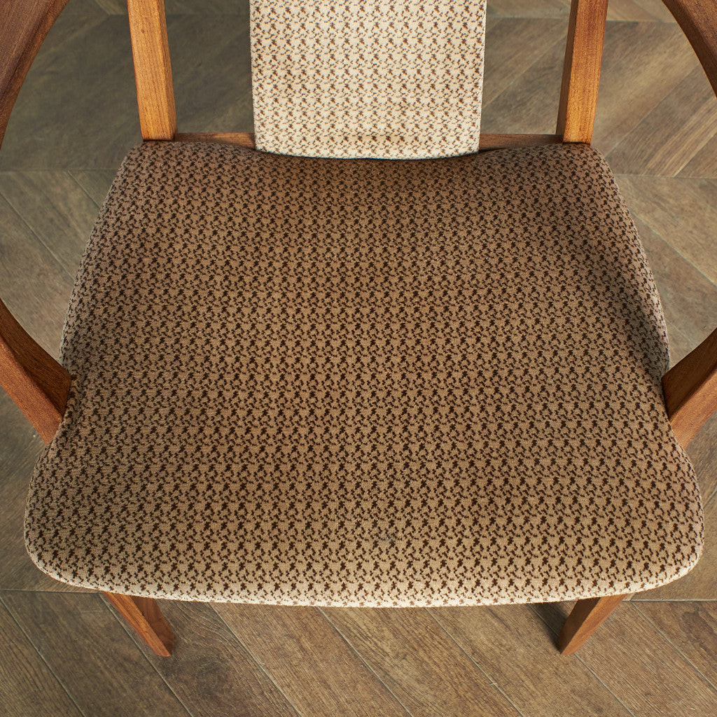Fresco パッドバックダイニングアームチェア(Carver Chair 4567D)