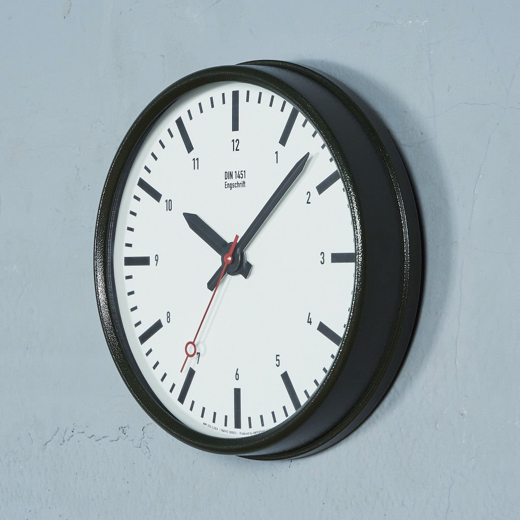 TRAFFIC SERIES CLOCK / DIN 1451 LT Pro Engschrift