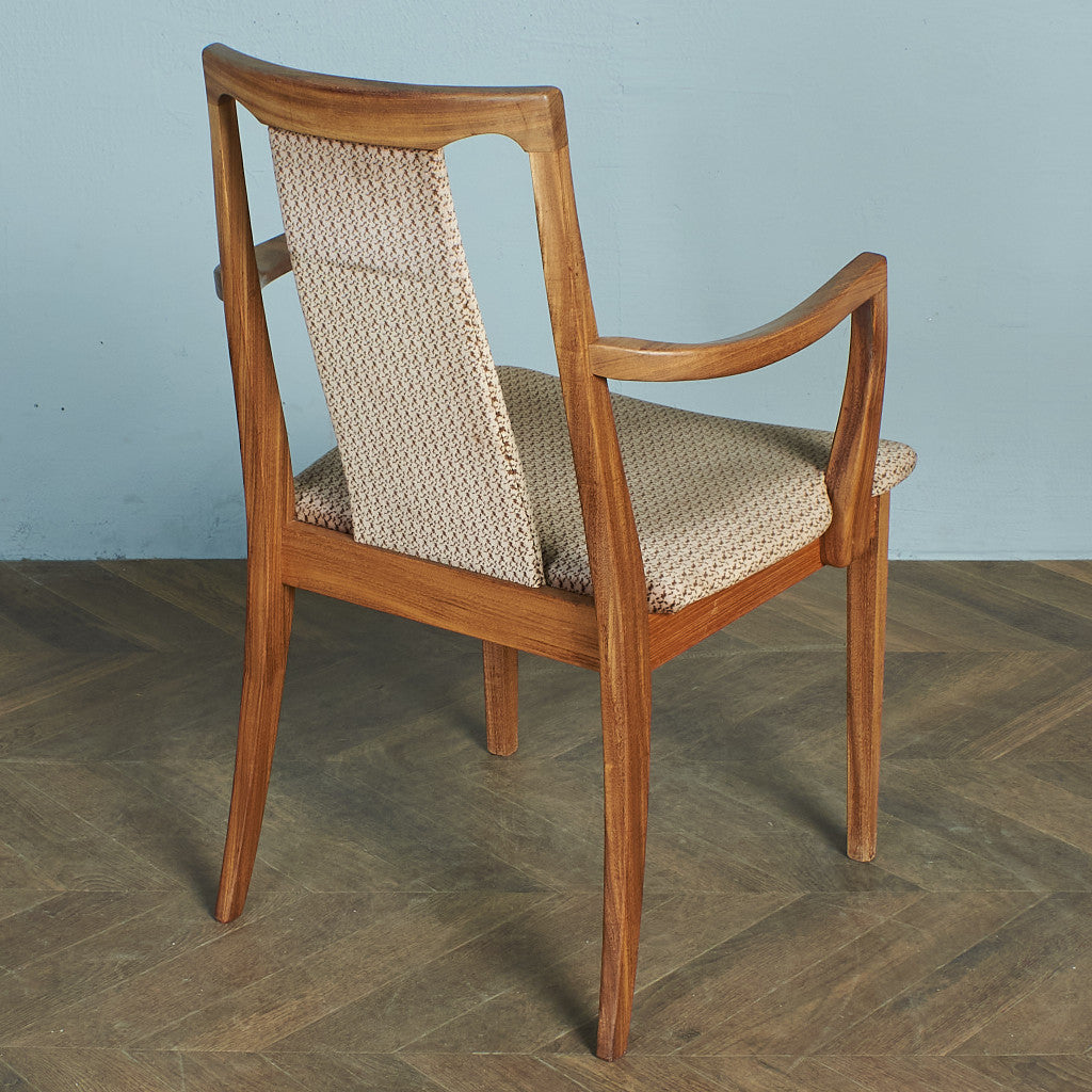 Fresco パッドバックダイニングアームチェア(Carver Chair 4567D)